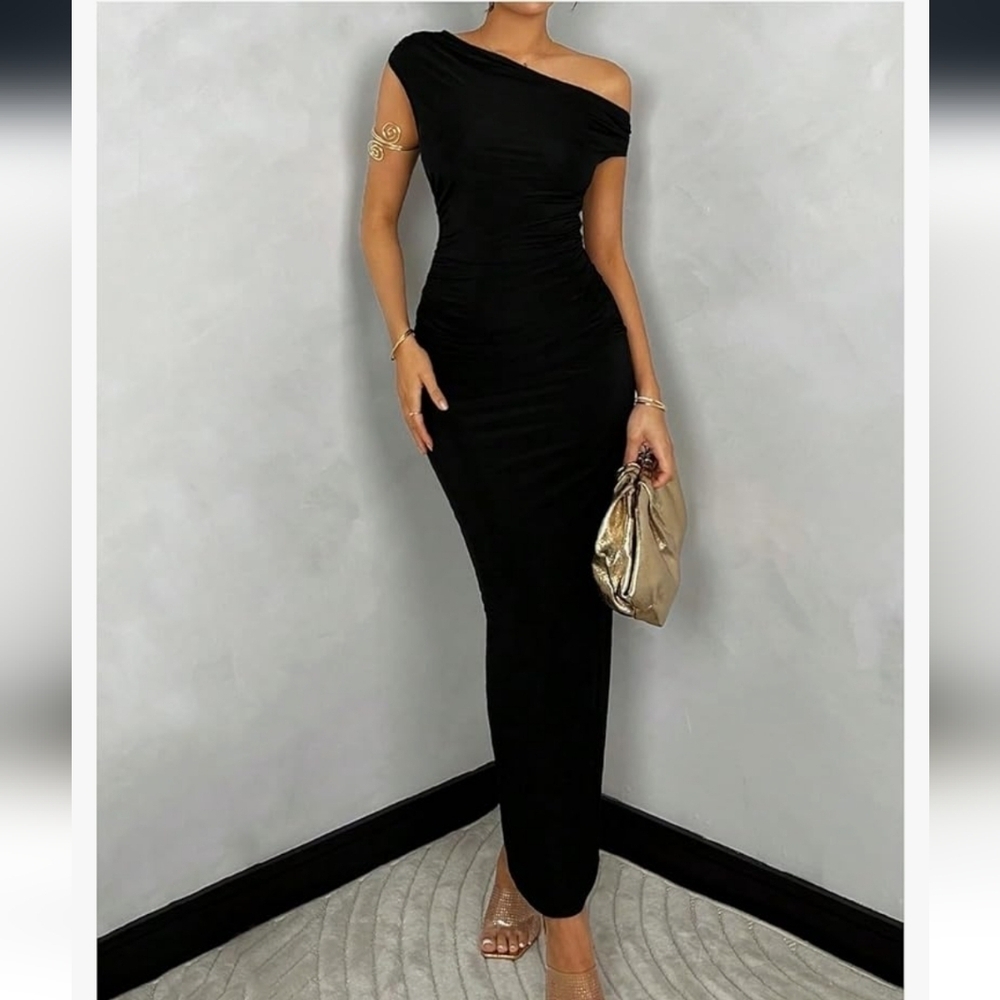 Elegant Black Off-Shoulder Dress - Picture 5 of 16